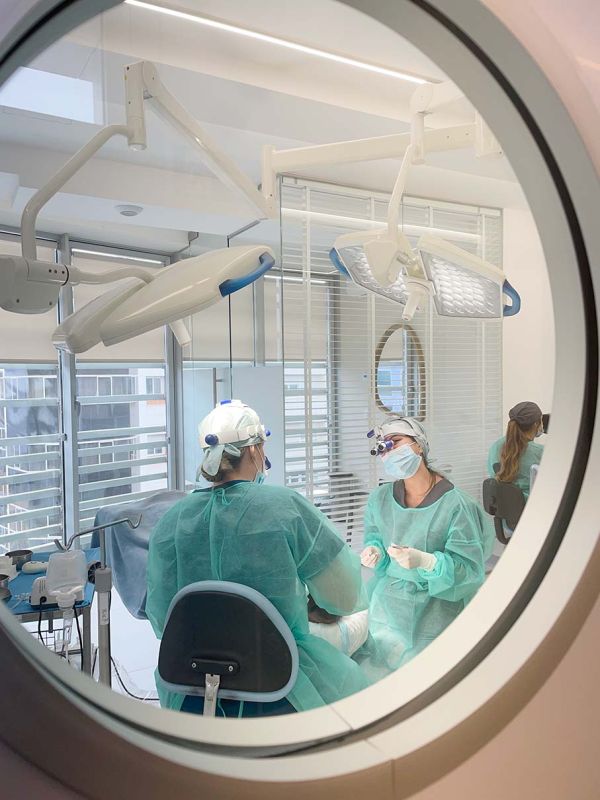 Médicos especialistas en injertos sonriendo